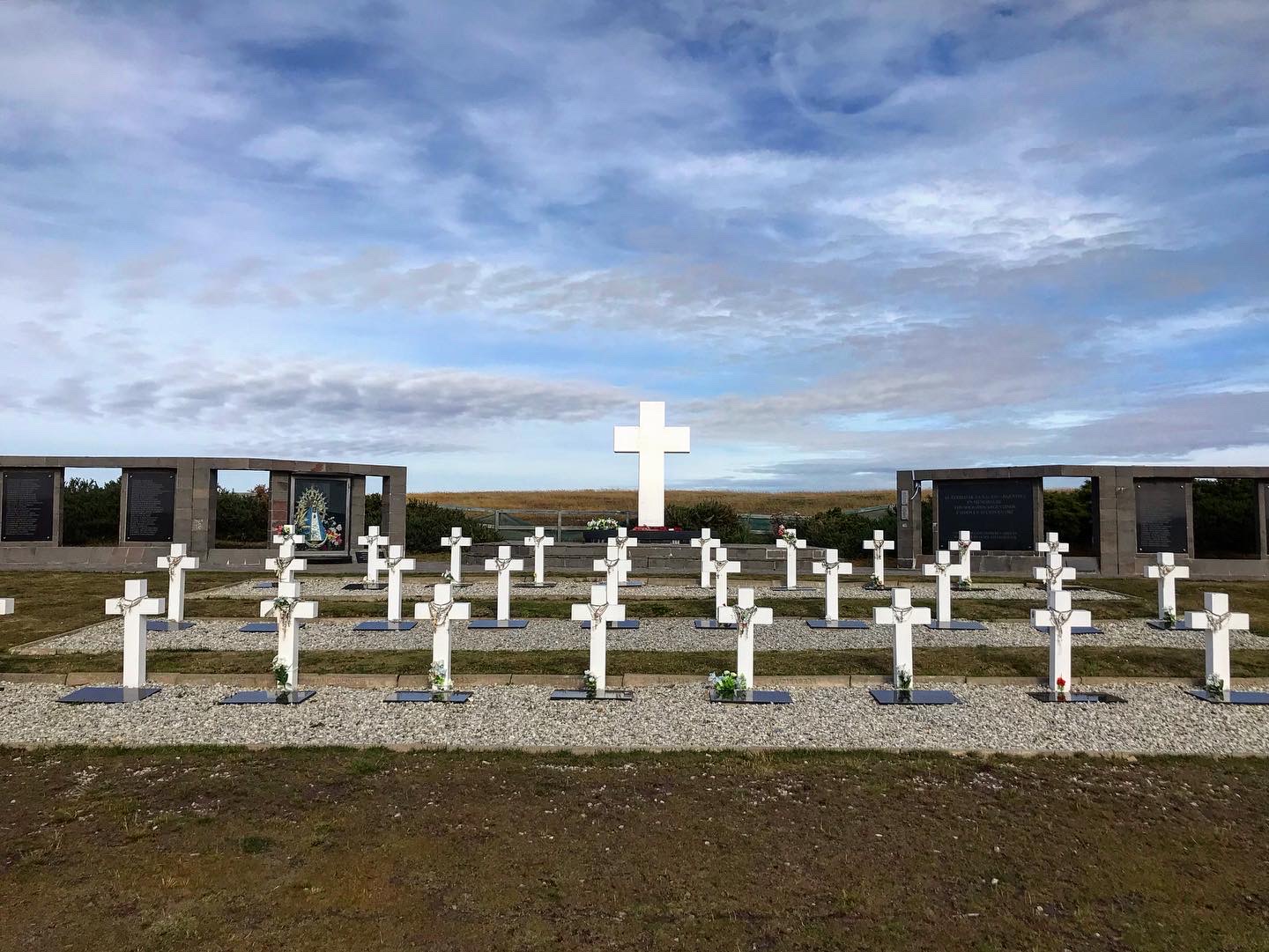 Cementerio Argentino de Darwin- De Claromecó a las Islas Malvinas